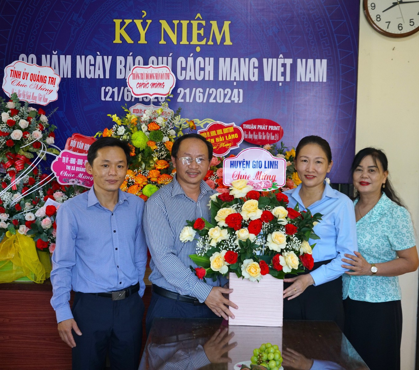 Huyện ủy-HĐND-UBND-UBMTTQVN huyện Gio Linh tặng hoa chúc mừng